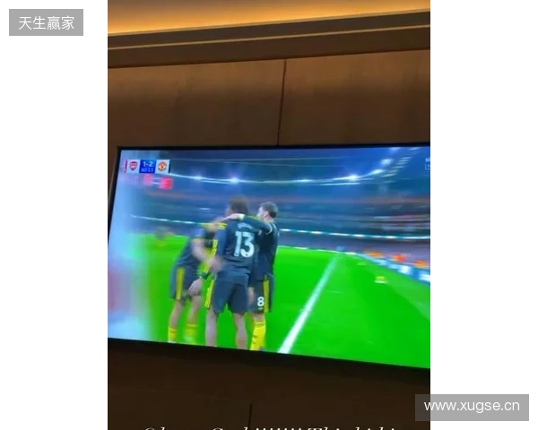 齐尔克泽晒在家看直播照片:我的天哪!!多古太牛了! 齐尔克泽晒在家看直播照片:我的天哪!!多古太牛了!